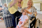 Lia with a care home resident